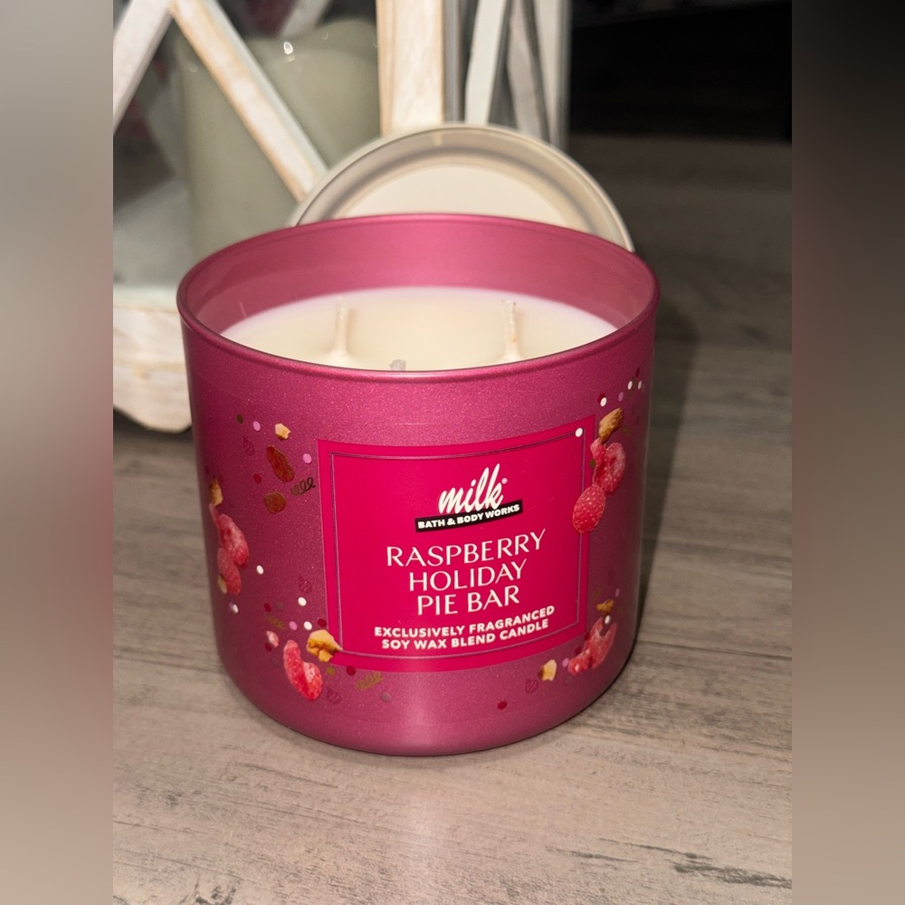 Bath & Body Works Milk Raspberry Holiday Pie Bar 3-Wick Candle - Pink
